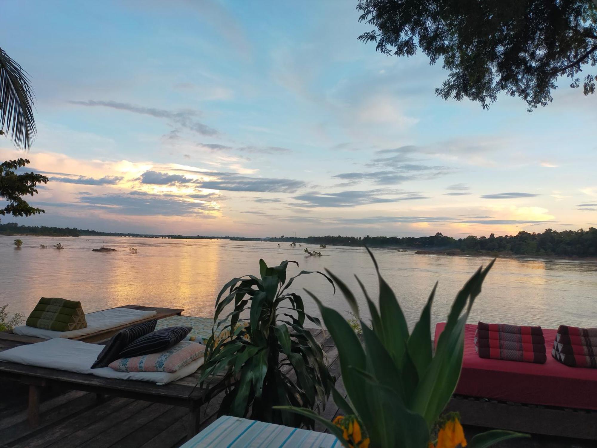 Pomelo Restaurant And Guesthouse - Fishermen & Tammarine Cottages Riverfront - Experience Nature, Culture And Adventure & Tailor-Made Tour Ban Khon Esterno foto