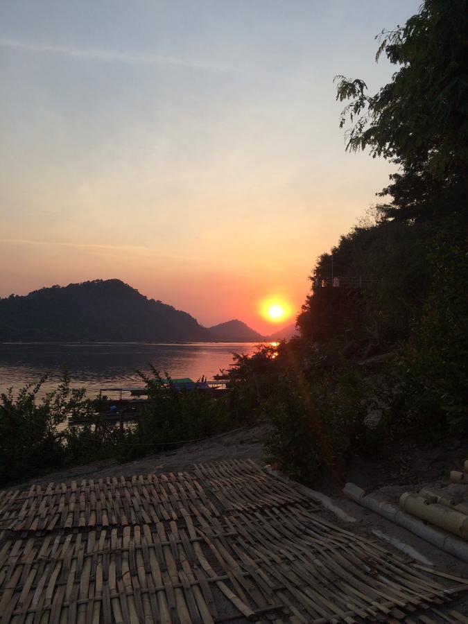 Pomelo Restaurant And Guesthouse - Fishermen & Tammarine Cottages Riverfront - Experience Nature, Culture And Adventure & Tailor-Made Tour Ban Khon Esterno foto