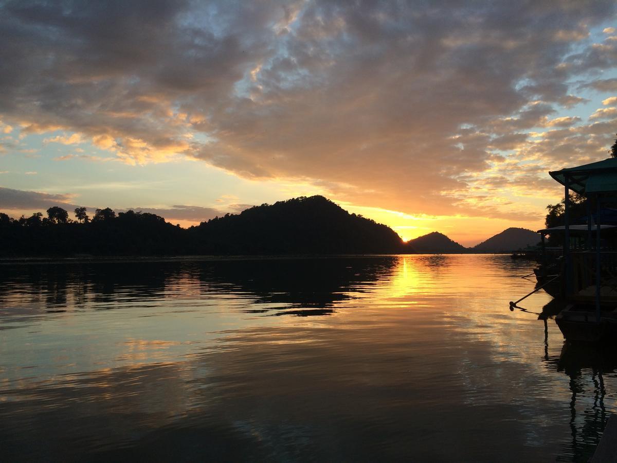 Pomelo Restaurant And Guesthouse - Fishermen & Tammarine Cottages Riverfront - Experience Nature, Culture And Adventure & Tailor-Made Tour Ban Khon Esterno foto
